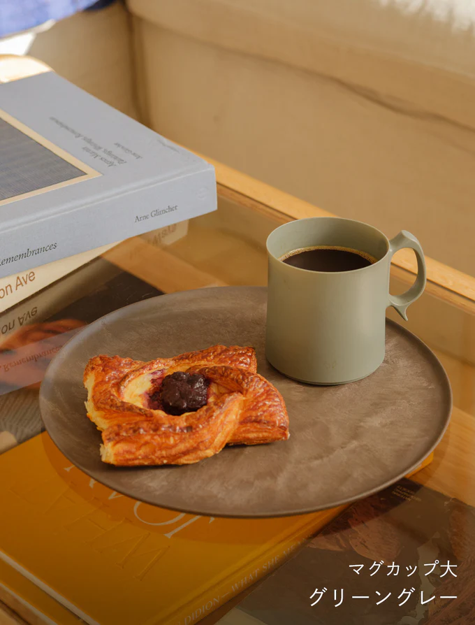 ARASのマグカップとプレートのカフェ風シーン