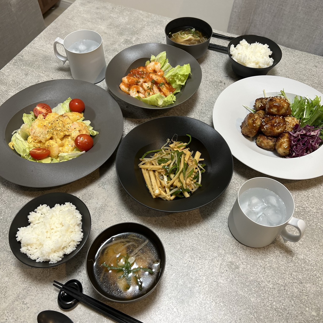 ARASの黒い食器で揃えたご飯・汁物・サラダ・主菜の和洋定食スタイル