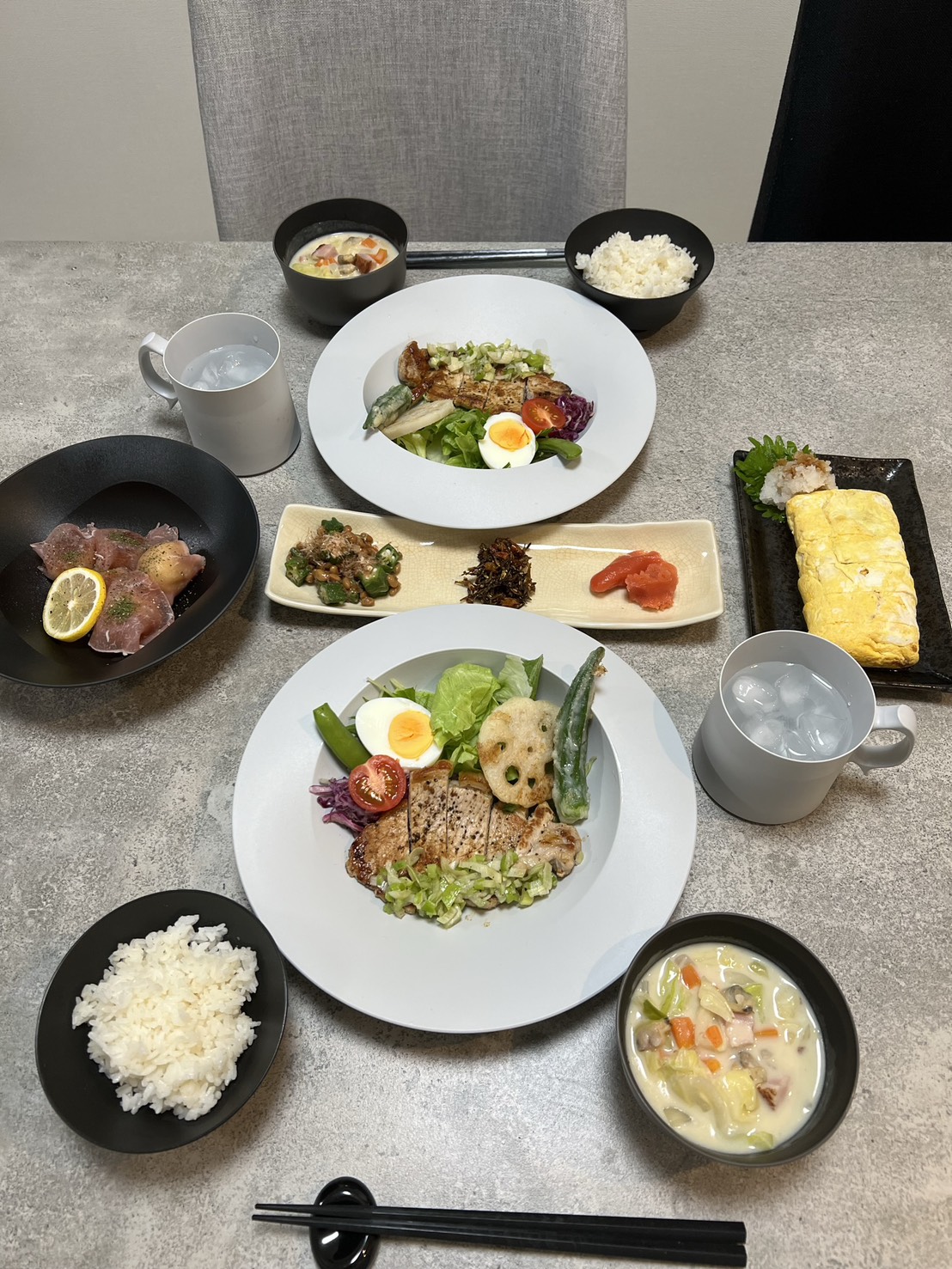 白いご飯茶碗・サラダ・スープ・サンドを組み合わせたARASの食卓。毎日の食事に使いやすい実用的なデザイン