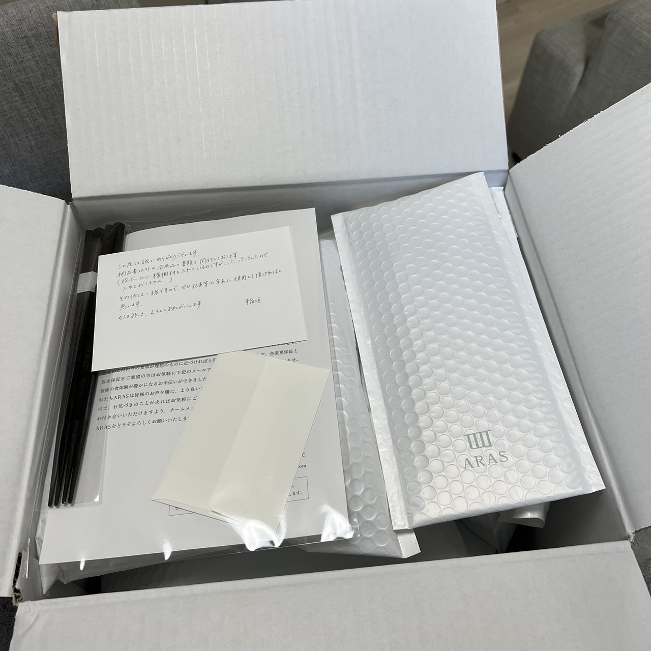 ARASの白いギフトボックスを開けた商品・梱包写真