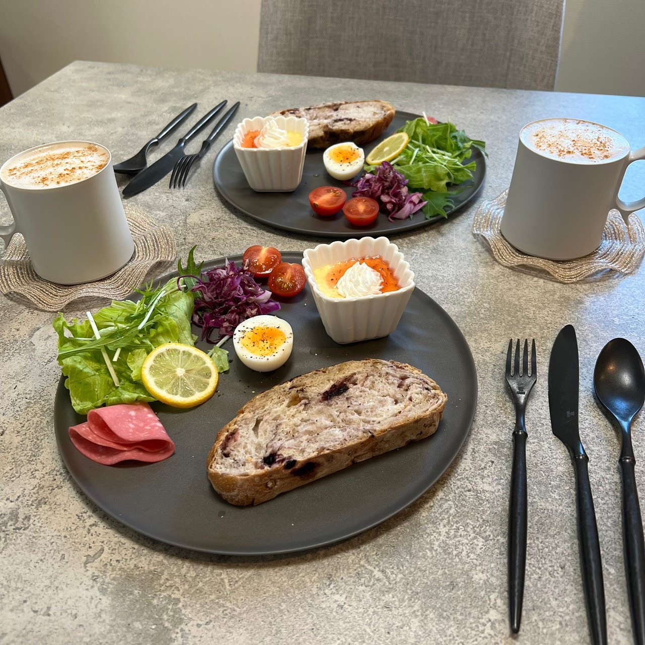 黒いARASプレートの朝食ワンプレート
