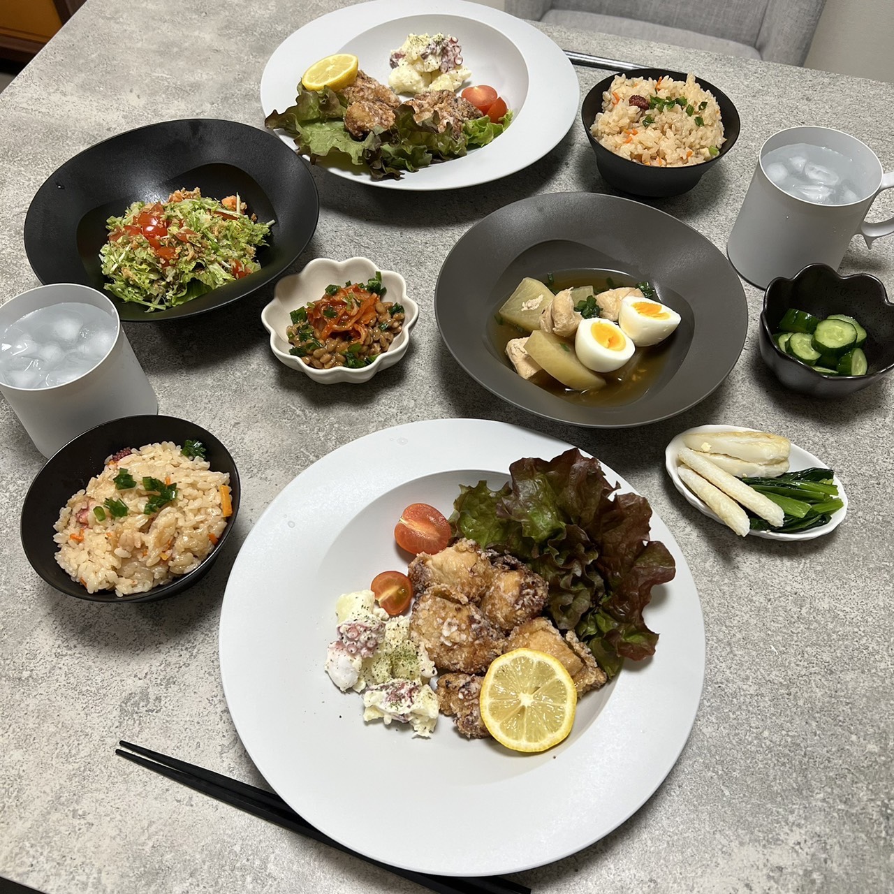 黒いARASの器と複数の小鉢料理を並べた日常の食卓