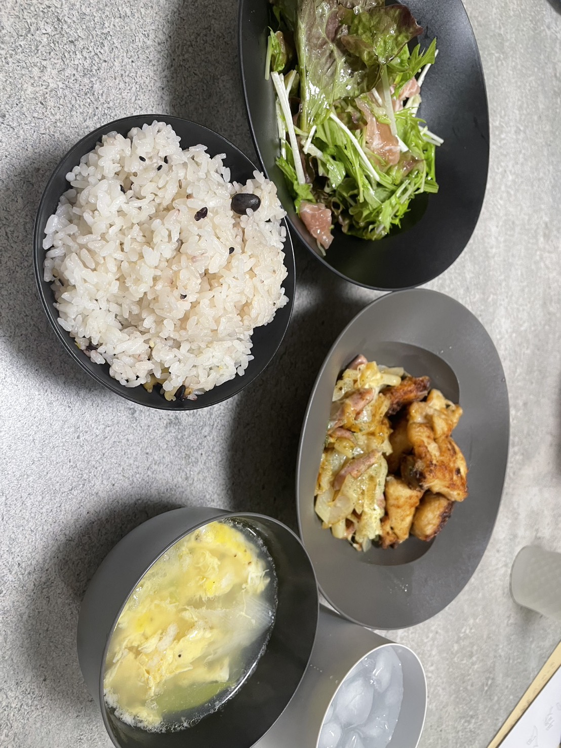 白いご飯と黒いARAS食器を並べた定食