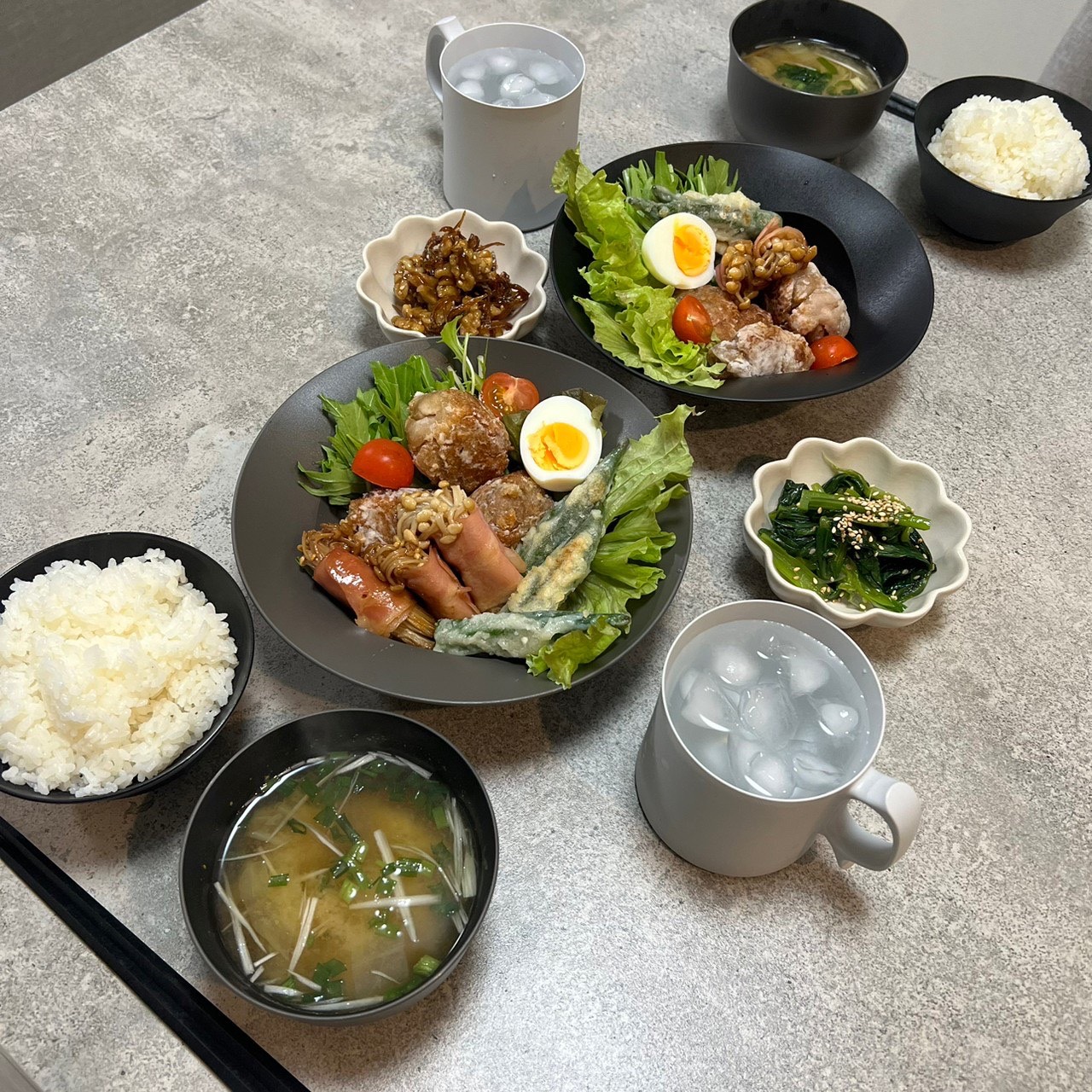ARASの黒い器で主菜・味噌汁・卵料理を並べた和定食スタイル