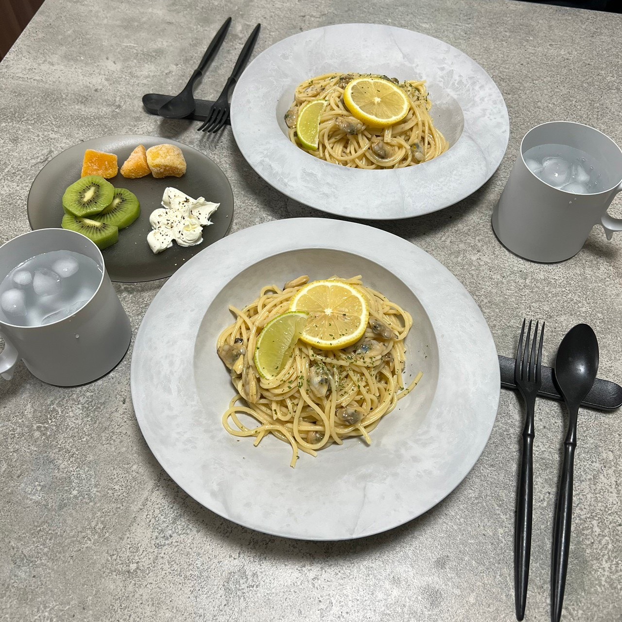 白いARASの皿に盛った明太子風パスタ