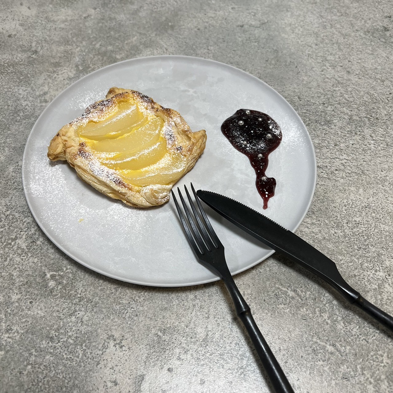 白いARAS皿に盛ったフレンチトースト風の朝食