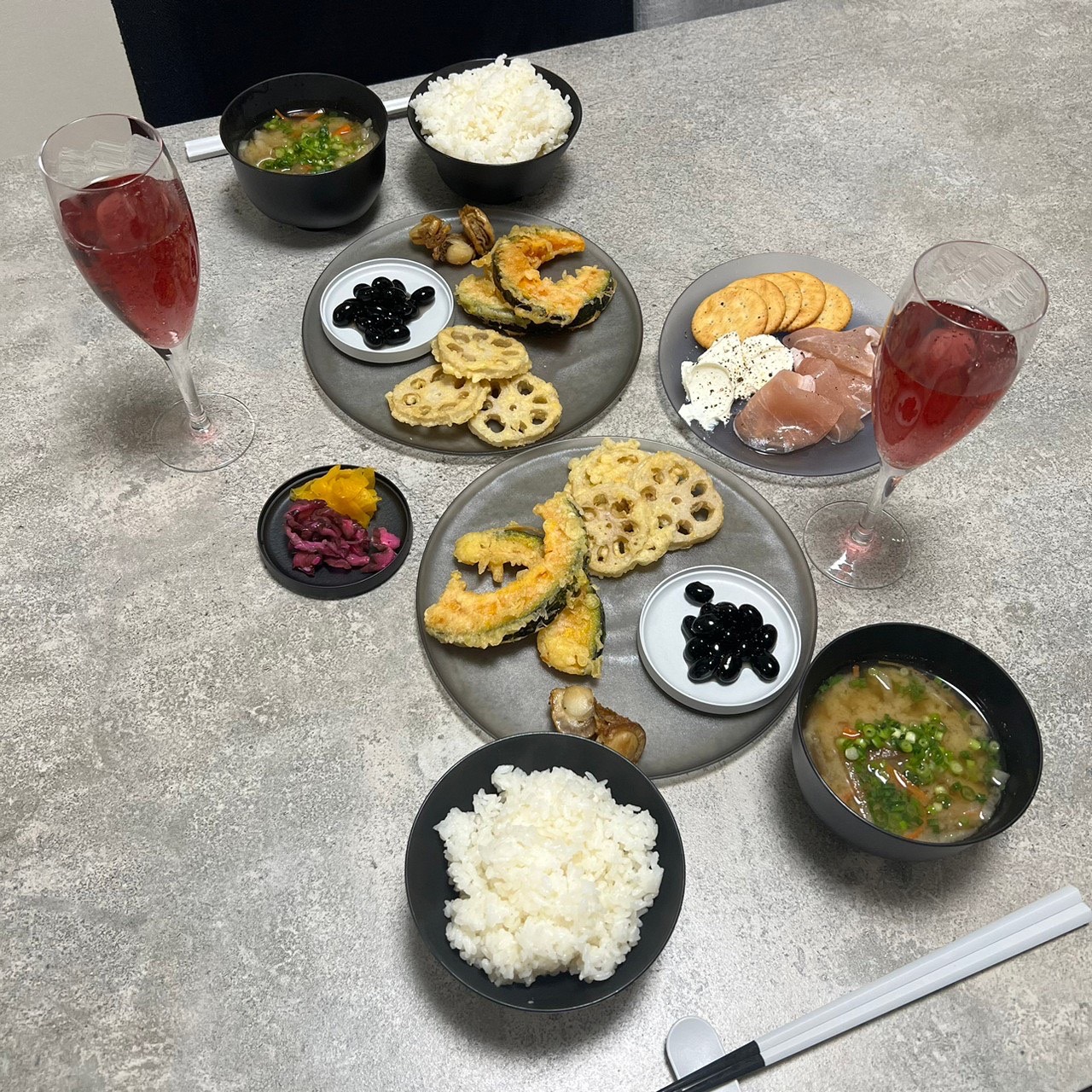 黒いARAS食器に小皿料理を並べたパーティーの食卓
