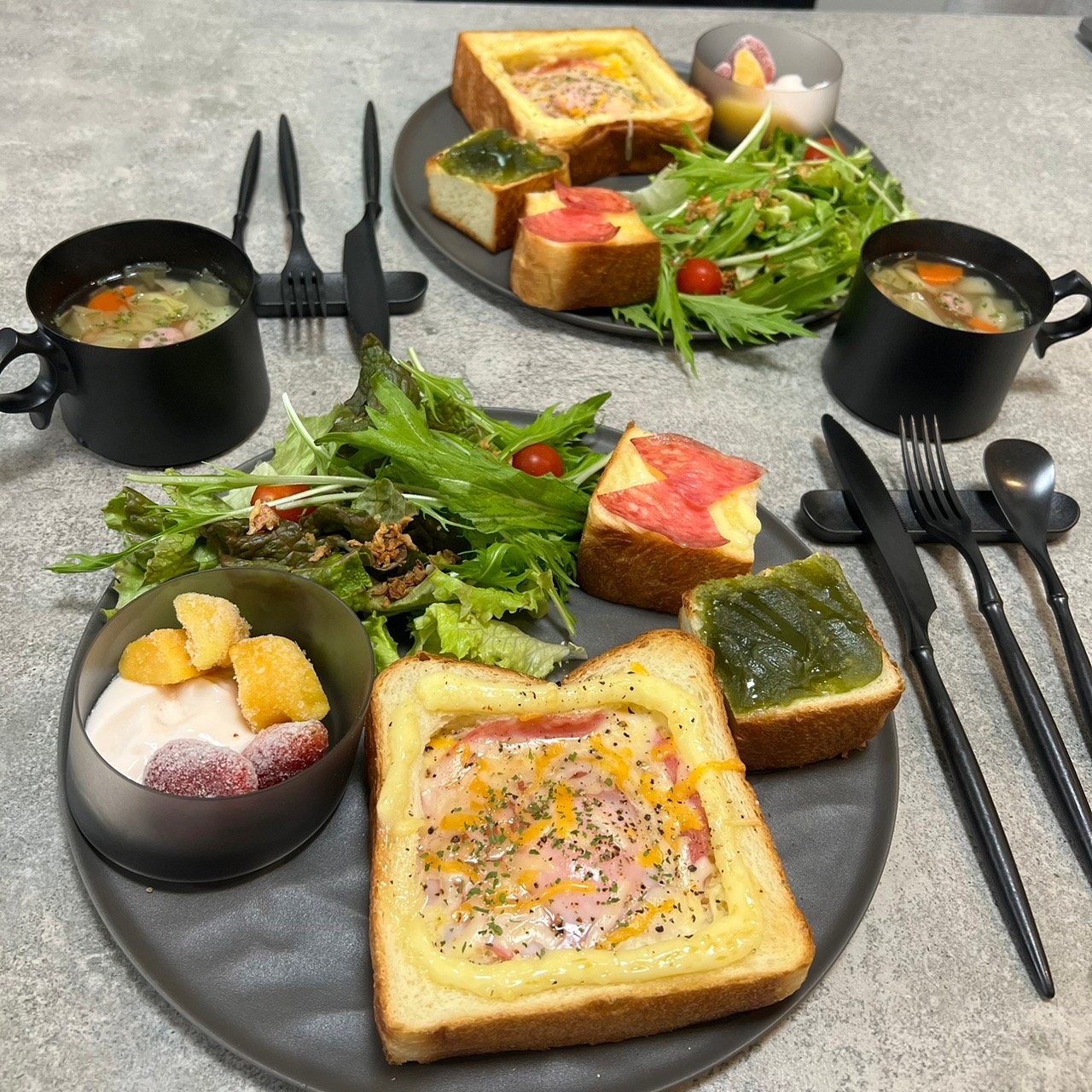 黒いARAS食器にトースト・サラダ・フルーツを盛った朝食