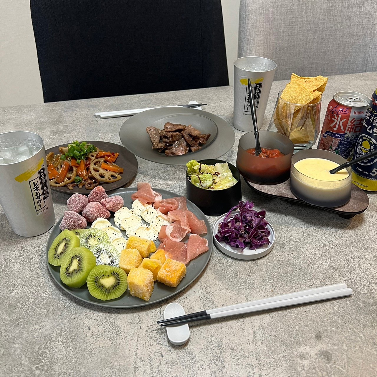 フルーツや多彩な料理を並べたパーティーテーブル