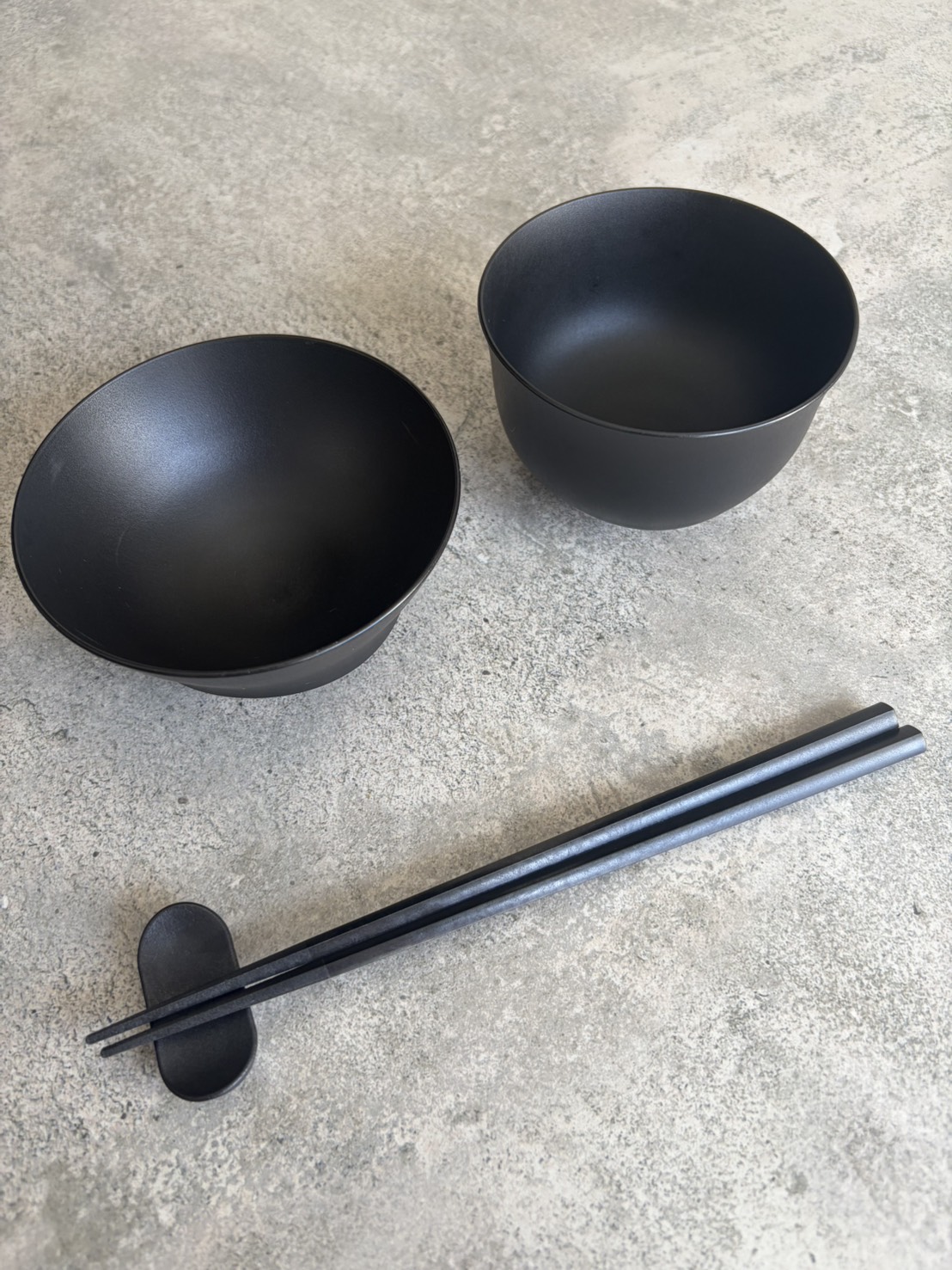 黒いARASボウル2つと黒い箸の商品写真