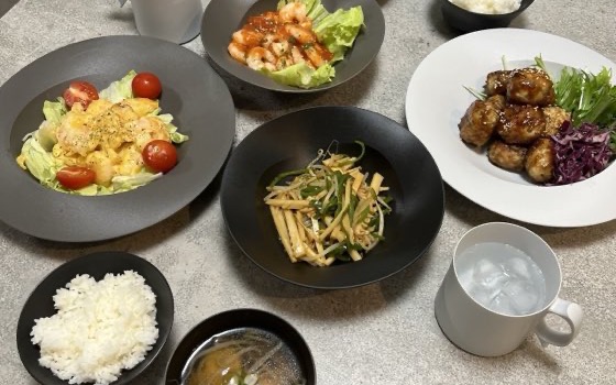 ARASの食器を並べた定食の食卓