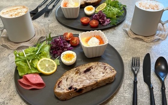 ARASのお皿を使った朝食の食卓